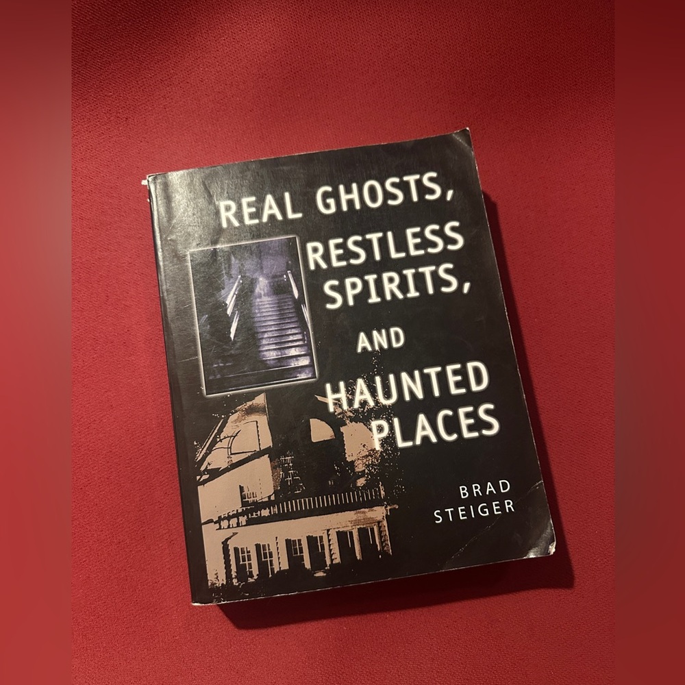 Real Ghosts, Restless Spirits, and Haunted Places by Brad Steiger (2003)